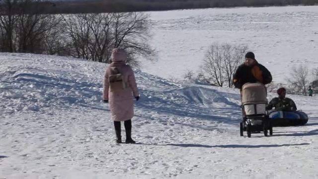 Ватрушка везет бабулю с горки Grandmother Has Fun