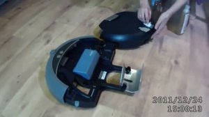 Заряжаем моющий робот пылесос