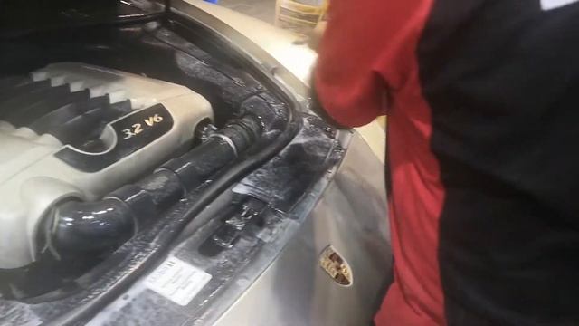 Cleaning the motor of my Porsche Cayenne 3.2 V6 in Sharjah 25.05.2022 смотреть онлайн