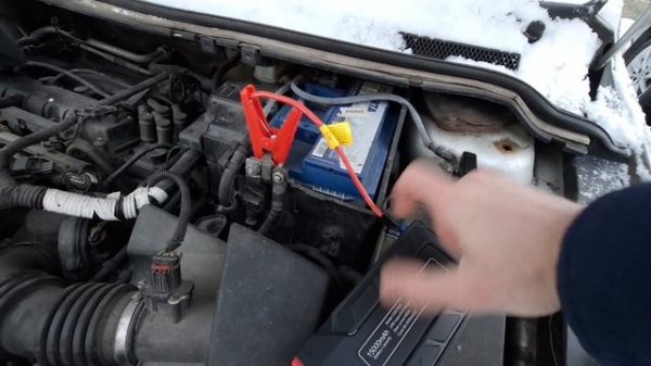 Заводим авто при помощи бустера