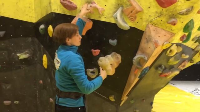 Первое занятие на скалодроме. Немного теории и практика смотреть онлайн