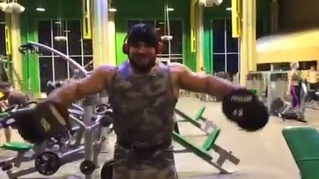 На средние дельты Подъем штанги перед собой Подъем гантелей через стороны смотреть онлайн