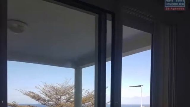 En location une belle villa F4 avec piscine et vue sur mer à Saint Pierre, Réunion par OFIM Immob смотреть онлайн