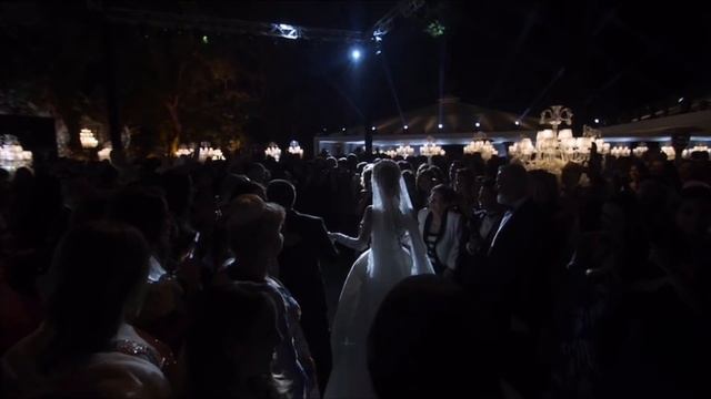 Beautiful Bride Left Everyone In Awe While Walking Into Her Wedding! смотреть онлайн