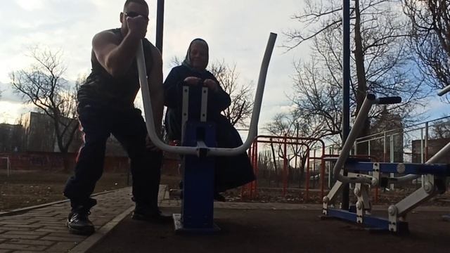 Подъём тёти Маши (80кг) + блины (5кг и 10кг) на тренажёре для боковой связки смотреть онлайн