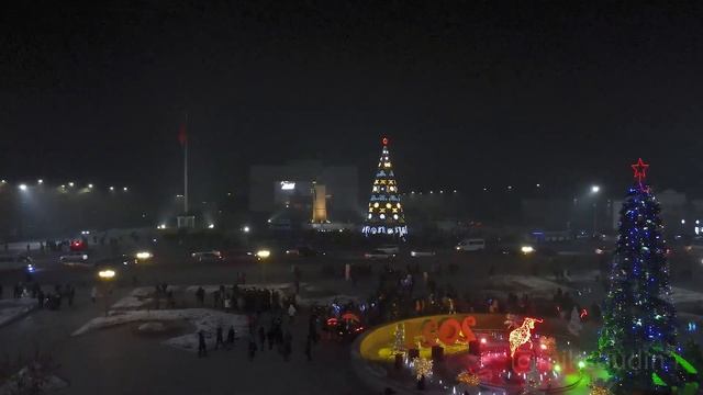 Новогоднее украшение на площади Ала-Тоо в Бишкеке смотреть онлайн