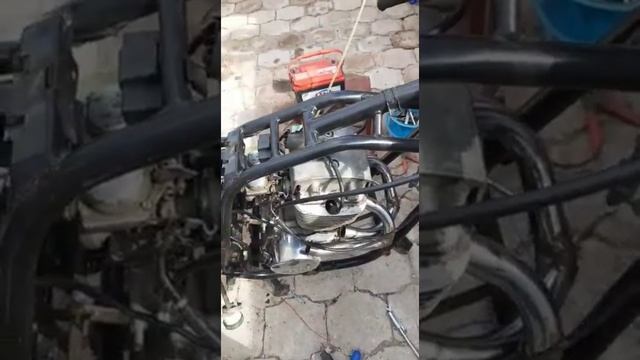 SONIDO DE MOTOR BICILINDRICO 250CC CON PISTONES MODIFICADOS смотреть онлайн