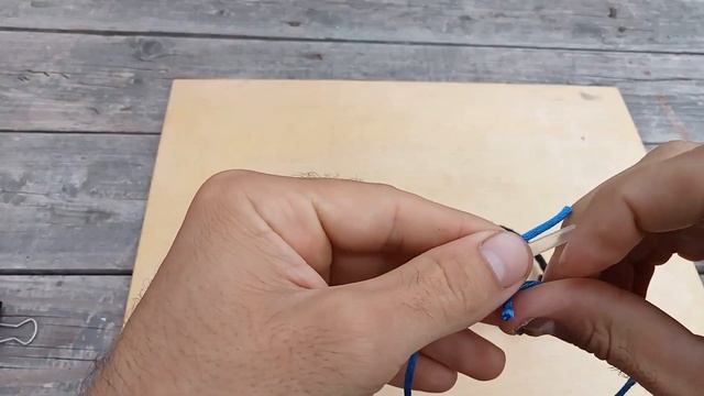 Простой браслет .Что сделать с обрезками ниток? Скользящий узел. Как делать жгутики? Simple bracele смотреть онлайн