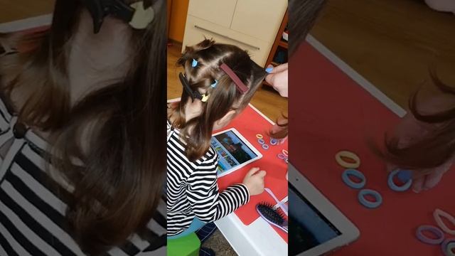 Зачіска із хвостиків в садочок) два хвостика Hairstyle with ponytails for kindergarten, school) смотреть онлайн