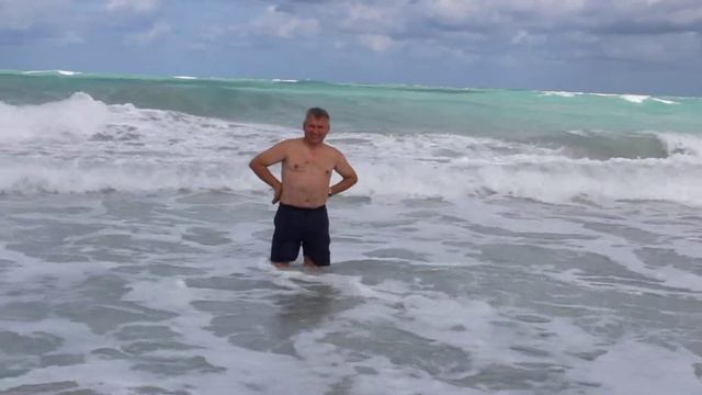 Vyacheslav КУПАЕТСЯ В МОРЕ|| ЕГО НАКРЫЛА ВОЛНА|| ШОК!!!