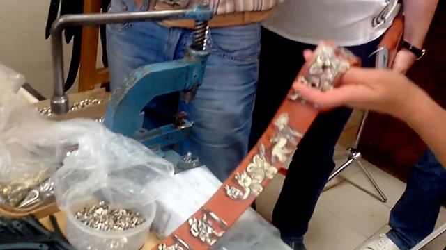 Ручная роспись на кожанных ремнях смотреть онлайн