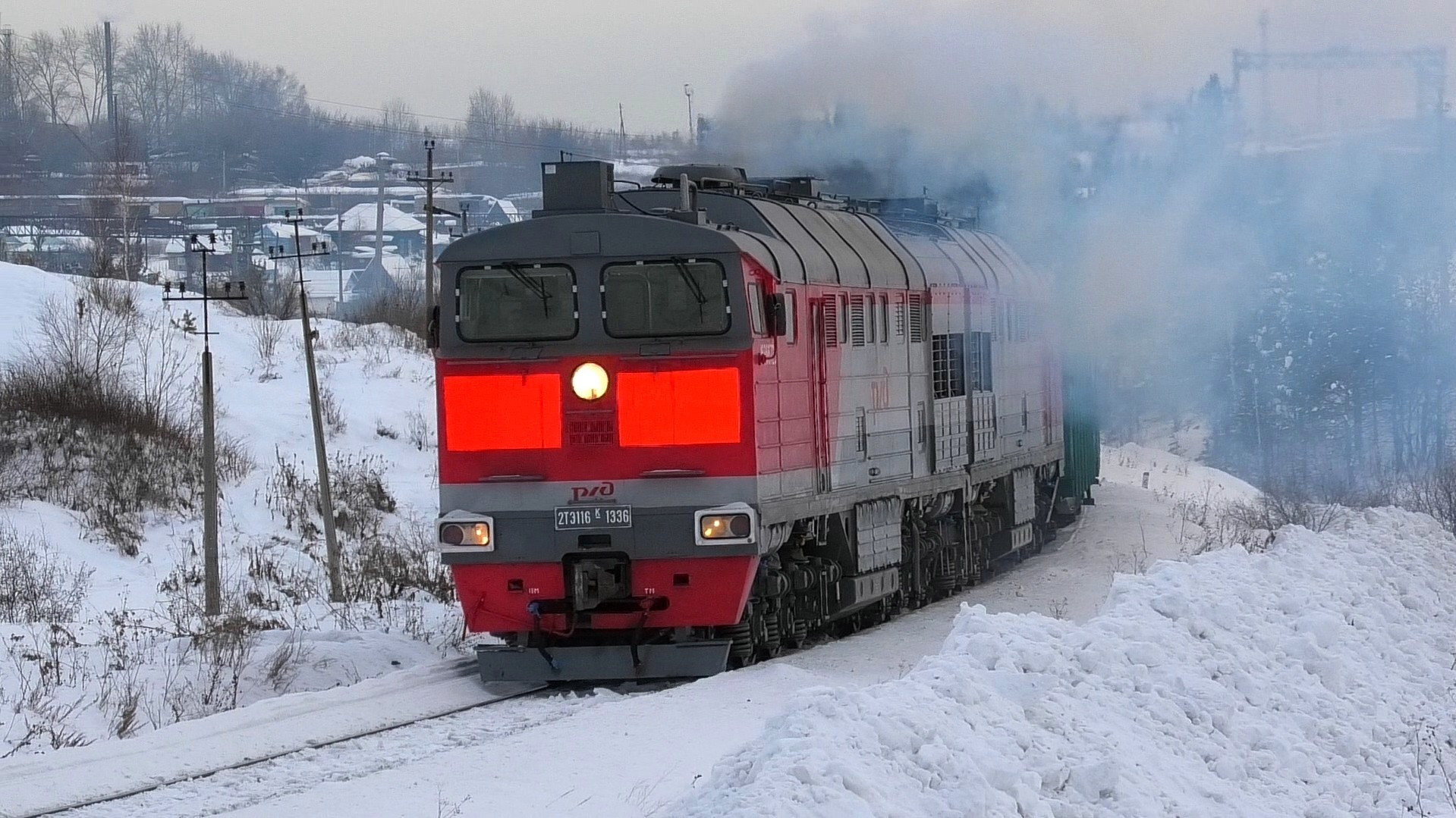 "Почти валюта". 2ТЭ116К-1336 с грузовым поездом и приветливой бригадой смотреть онлайн