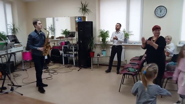 Саксофон  праздник День Матери 