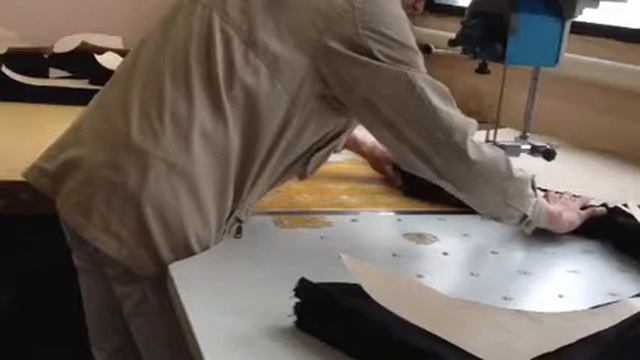 Раскрой ткани на производстве верхней одежды. смотреть онлайн