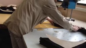 Раскрой ткани на производстве верхней одежды.