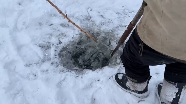 Зимняя подлёдная Рыбалка сетями на озере смотреть онлайн