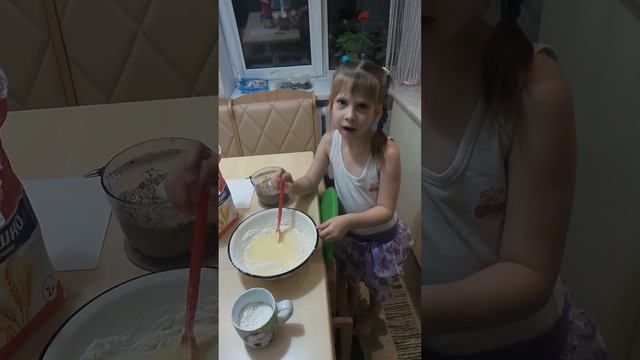 Аня готовит сливовый пирог