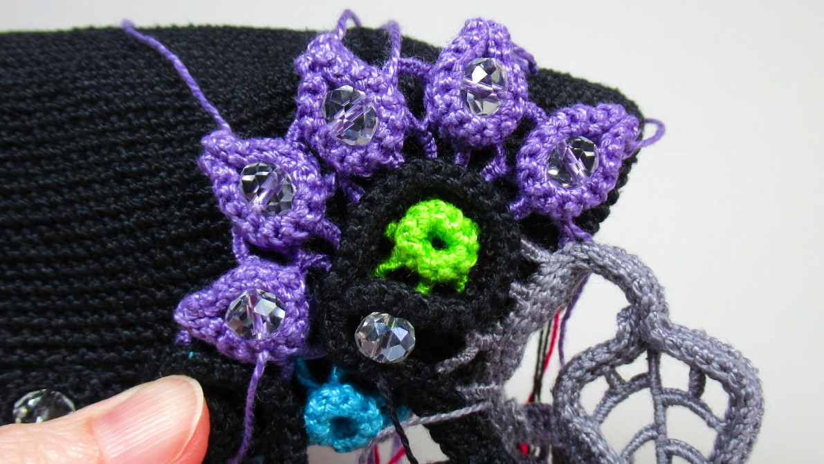 Изгиб вязаного жгута заполняю бусиной другого цвета смотреть онлайн