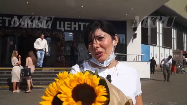 Москвичи накануне 1 сентября: закупают цветы и готовятся к худшему смотреть онлайн