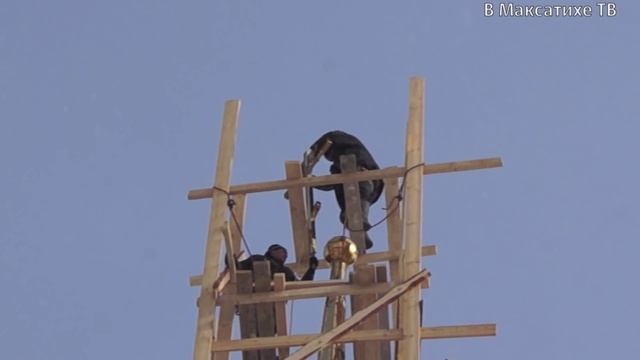 На купол колокольни храма установлен крест смотреть онлайн