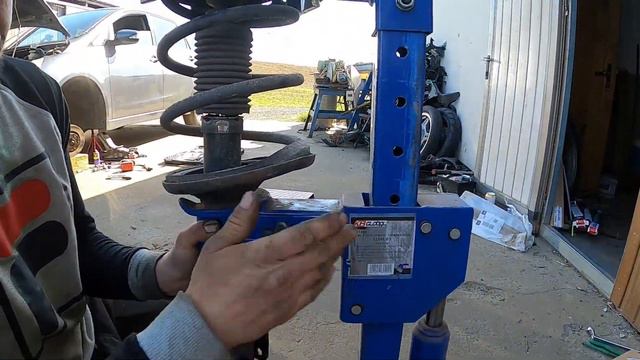 #mitsubishi Grandis 2006 2.0D 136к.с. Заміна передньої стойки. #automechanics