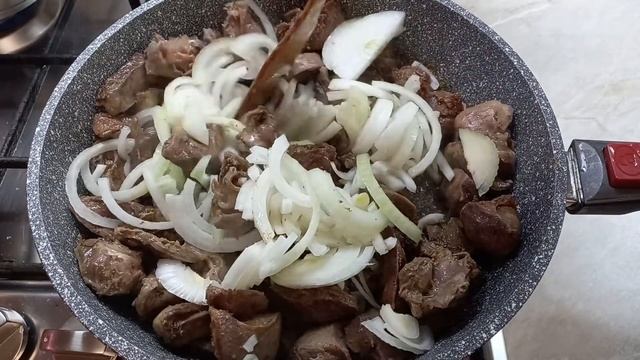 Тушенные куриные желудки в сливках. смотреть онлайн