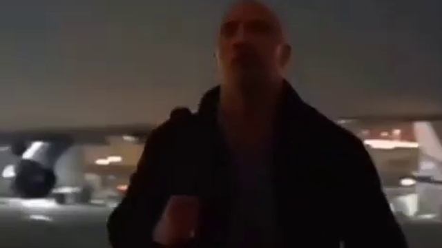 Скала садится в самолёт