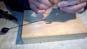 Снасть на летнюю удочку со скользящим грузом.Универсальный поплавочный монтаж для ловли рыбы со дна