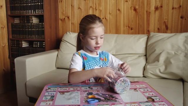 Алиса распаковывает большую тубу с фломастерами. смотреть онлайн