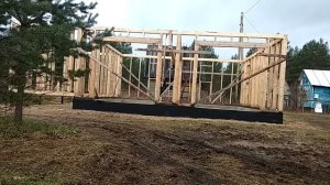 Строим каркасный гараж. Подъем тяжелого бруса без помощи механизмов.