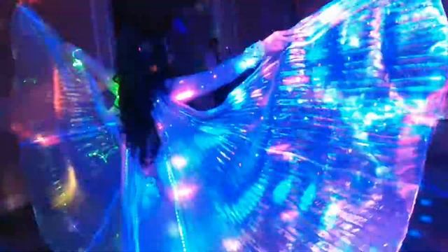 Анна Снигур танец со светодиодными крыльями смотреть онлайн