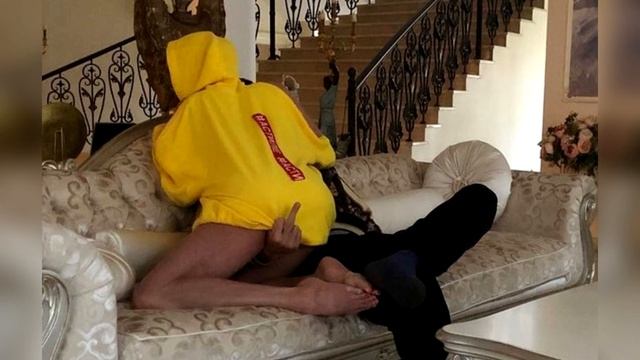 Мужчина Волочковой показал средний палец между ног артистки смотреть онлайн