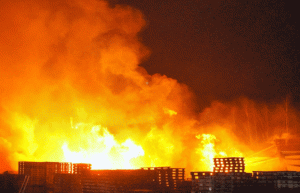 Огненные кадры: в Ленобласти и Воронеже потушили крупные пожары на складах