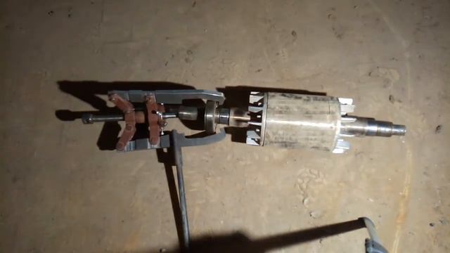 Испытываю переделанный самодельный съемник для подшипников. Снимаю полумуфту 155 мм и подшипник. смотреть онлайн