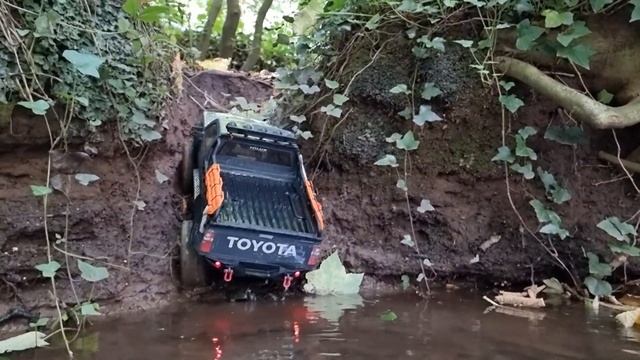 RC Car - Toyota Hilux 'Submarine' Water Run & Bash! смотреть онлайн