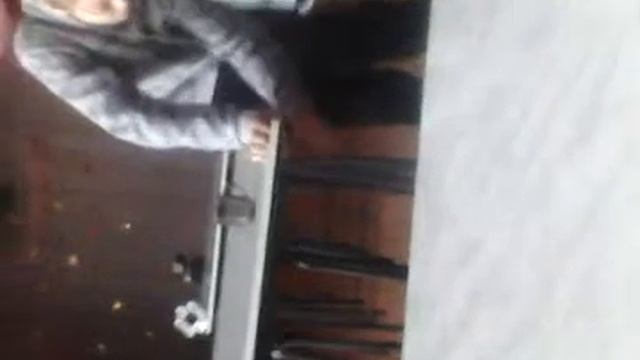 Угааааар)досмотри до конца, пацан не может стул вытащить) смотреть онлайн