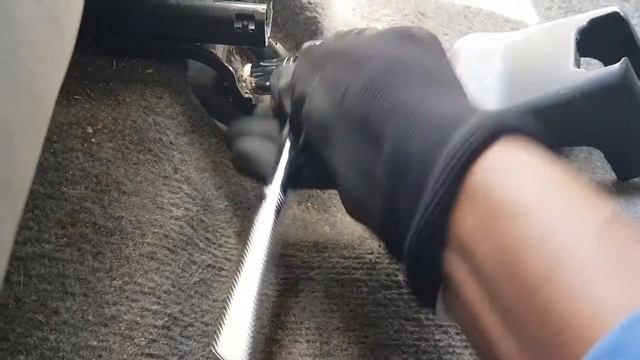 HOW TO: Remove The 2nd Row Seat Of Toyota Landcruiser Prado Series 150.