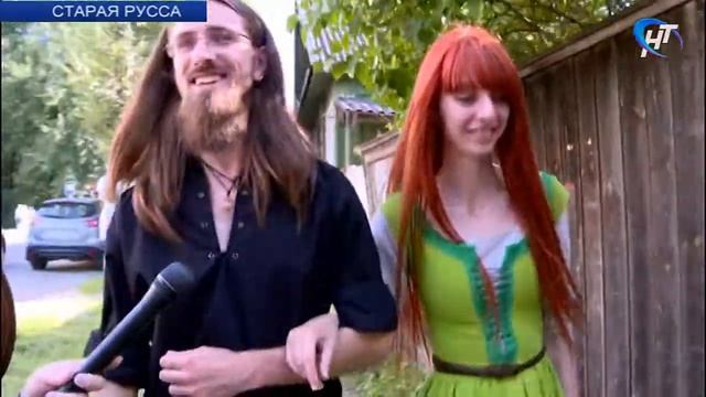 В Старой Руссе туристов и горожан развлекали на «Княжьей Братчине» смотреть онлайн