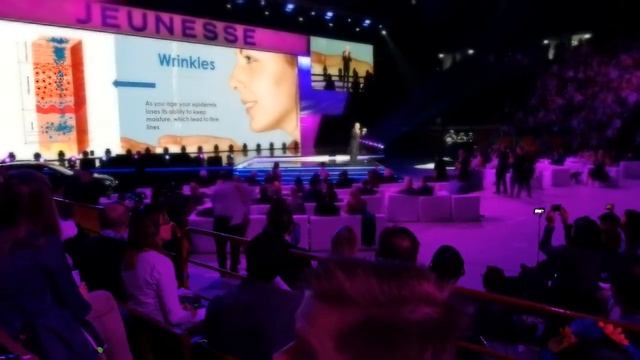 Наара! Презентация на сцене в Милане! смотреть онлайн