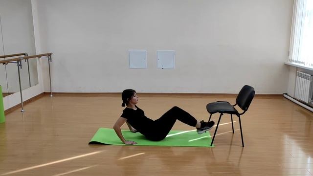 Упражнения со стулом. Упражнения на пресс. Сам себе тренер. смотреть онлайн