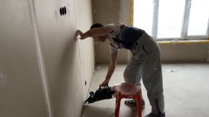 Клеем ленту на стыки гипсокартона, используем банджо!