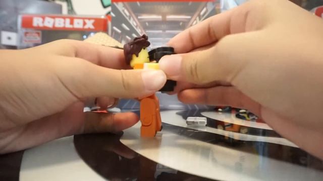 ? ROBLOX PRISON LIFE ACTION FIGURES UNBOXING GAME PACK SERIES 2 -TOYS R US смотреть онлайн