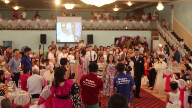 Флешмоб на свадьбе Ерната и Айданы. Танец поколений смотреть онлайн