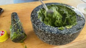 Рецепт салата Капрезе с соусом песто и базиликом