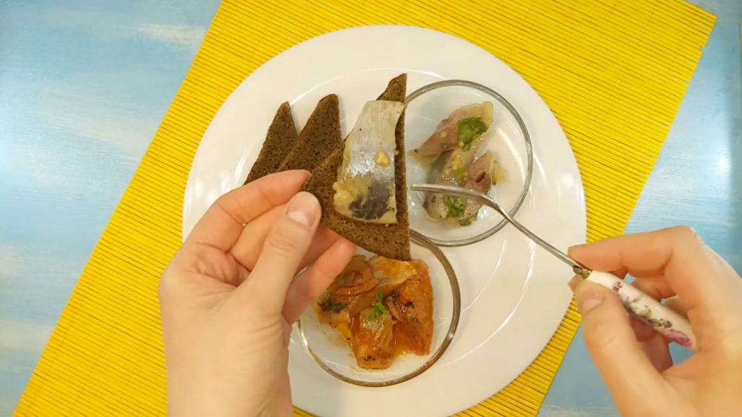 Два способа оригинально подать селедку к столу.