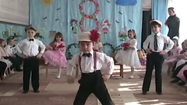 Интересный танец с гитарами смотреть онлайн