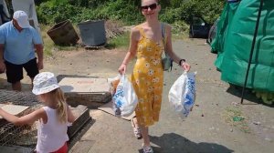 Покупаем петуха на рынке