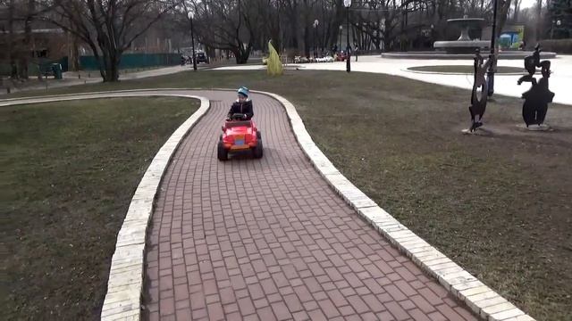 Тест драйв детских электромобилей от Макара. Танцы на автодроме. смотреть онлайн