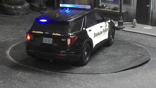 Brookline MA Police 1/24 scale 2022 Ford Explorer with lights смотреть онлайн