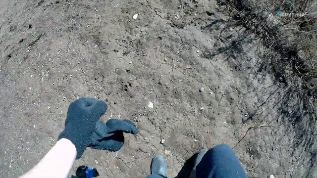 Делаем уборку в огороде,и на участке!!! Вроде как весна уже пришла) смотреть онлайн